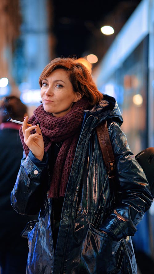 Fotos de stock gratuitas de bufanda, chaqueta, cigarrillo