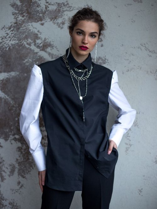 Free Elegant woman in a chic and stylish outfit posing against a textured wall. Stock Photo