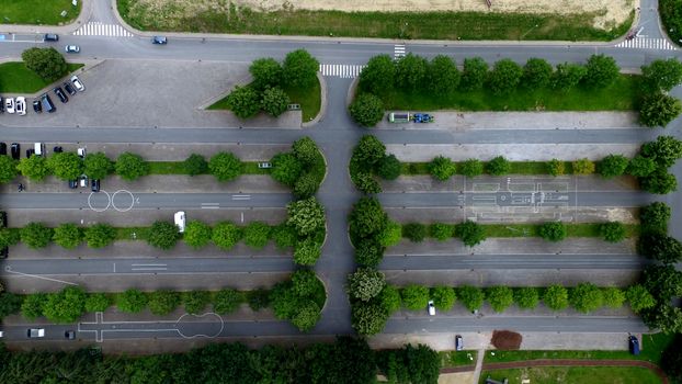 比利时佐特海姆道路绿树成荫、停车位鸟瞰图
