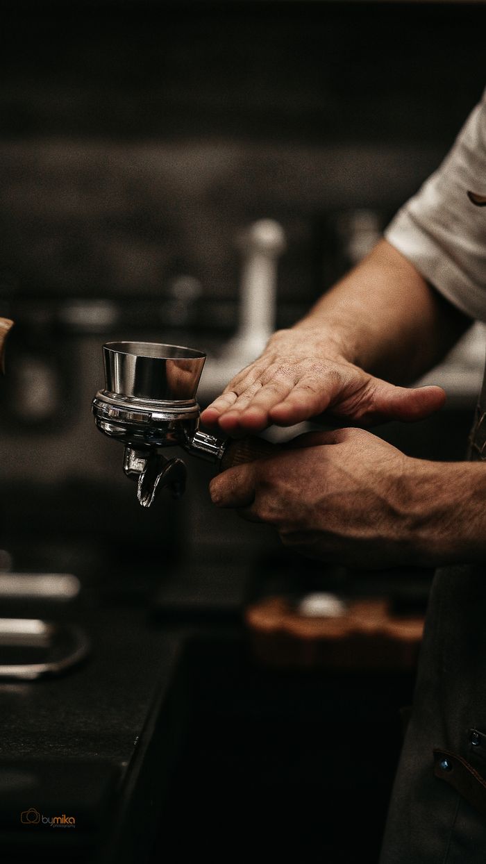 Tangan barista dengan portafilter (ilustrasi)