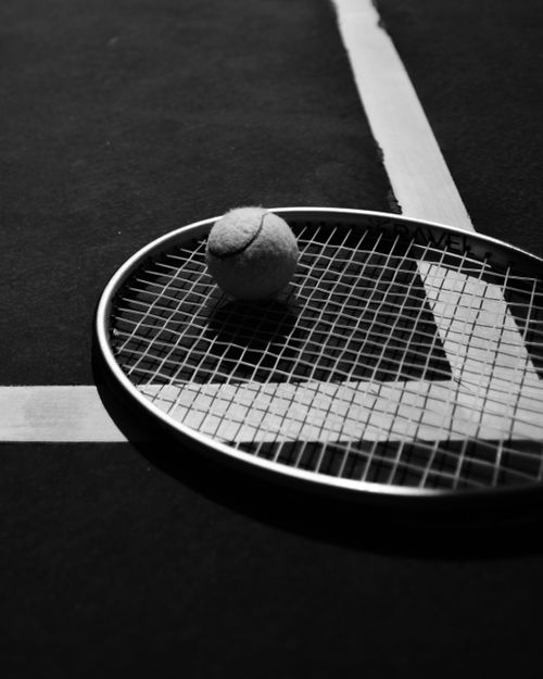 Free A close-up of a tennis racket and ball on a court in İzmir, Türkiye. Stock Photo