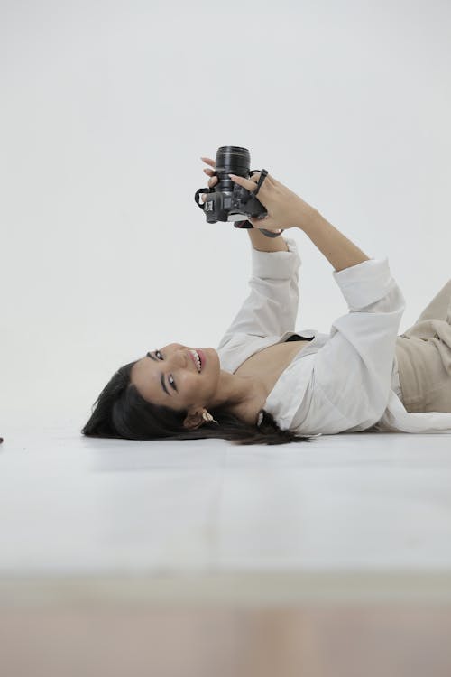 咖啡色頭髮的女人, 坐, 垂直拍摄 的 免费素材图片
