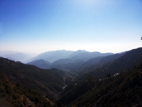 Chaîne De Montagnes Sous Le Ciel Bleu