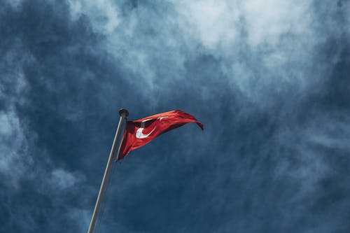 bayrak direği, bilgi sembolleri, bulutlar içeren Ücretsiz stok fotoğraf