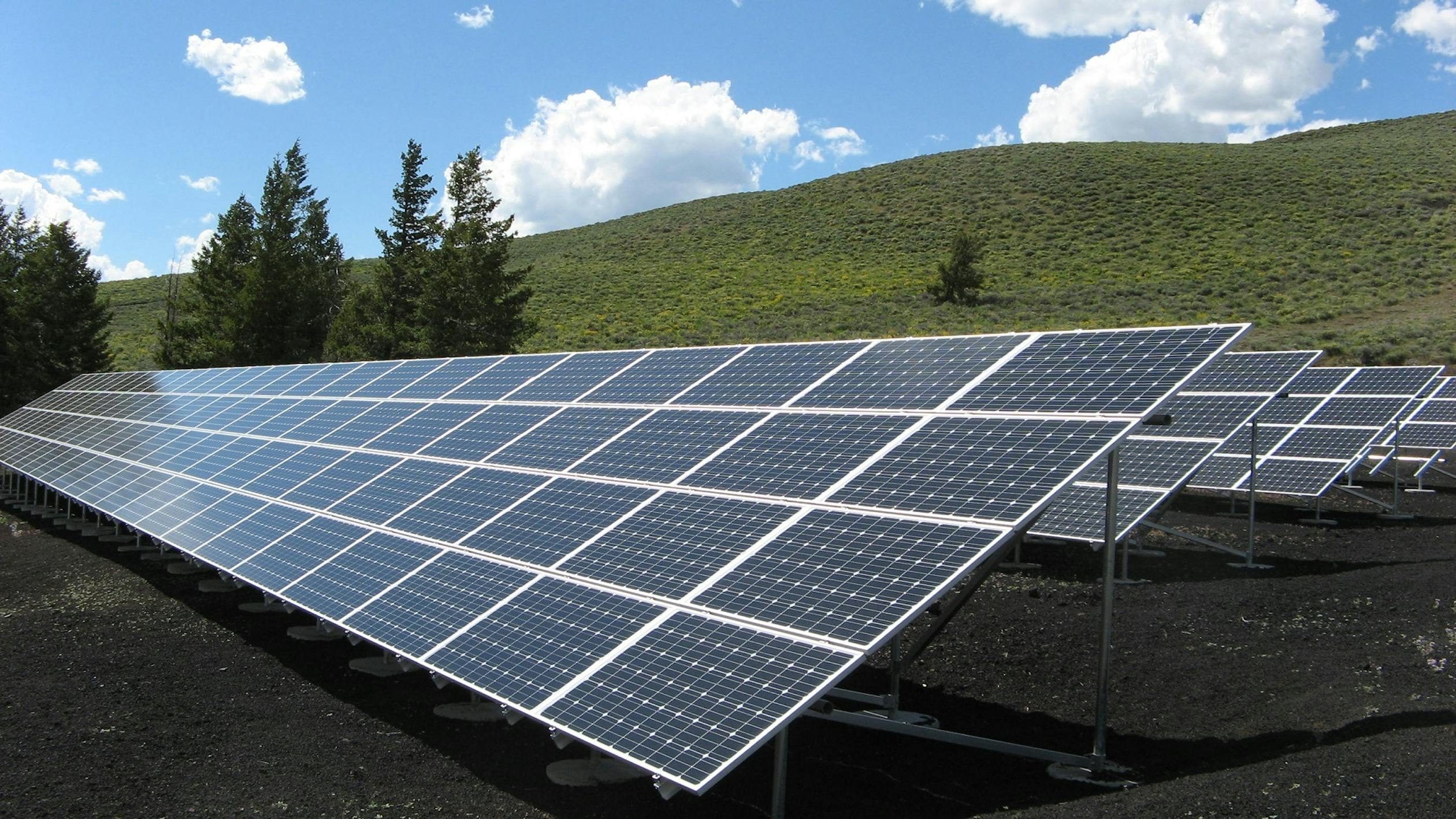 paneles-solares-negros-y-plateados-fotos-de-stock-gratuitas