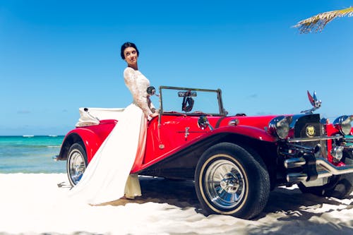 Foto De Mujer De Pie Junto A Un Coche Clásico