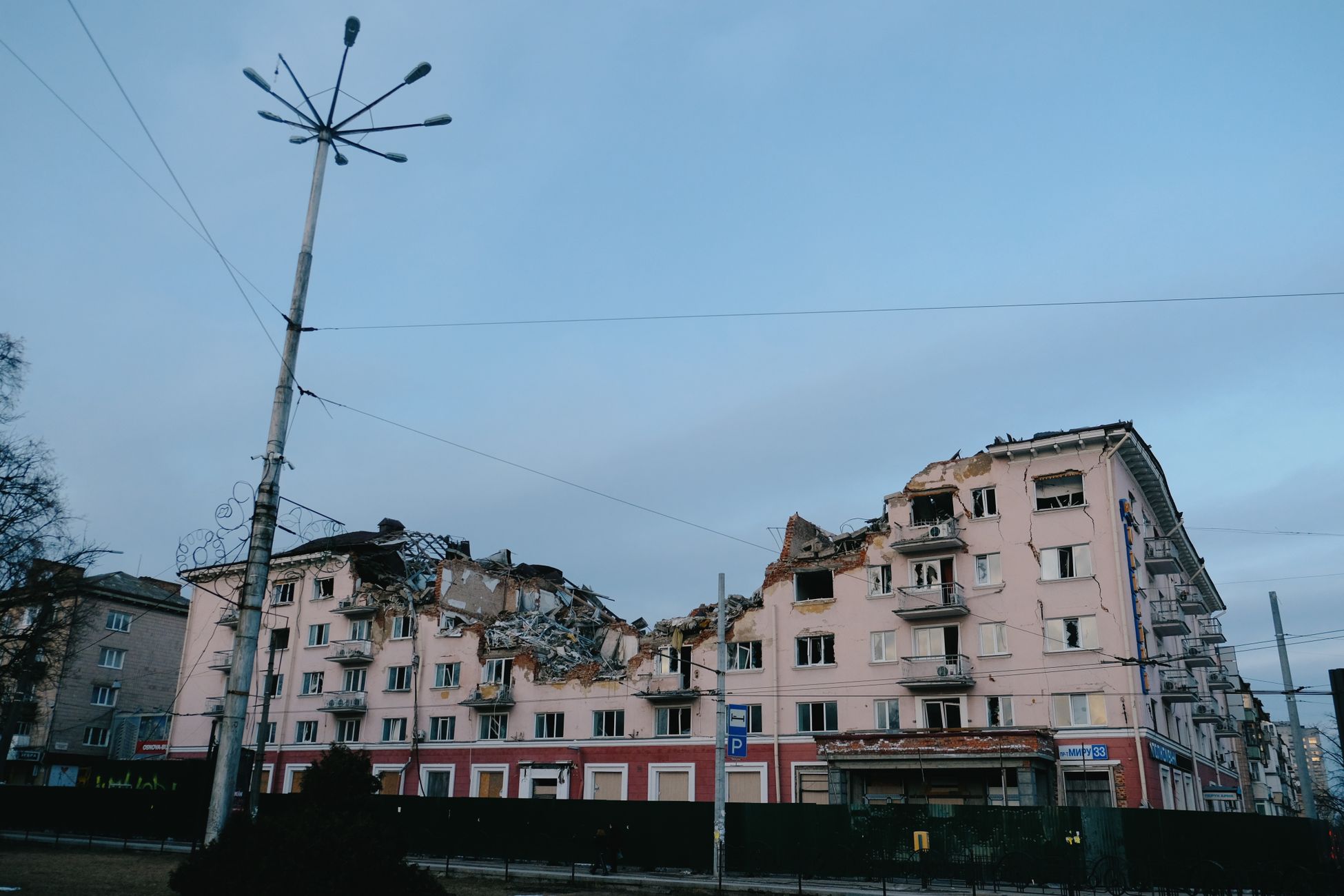Boom waait om tegen appartementencomplex in Wolvega, 16 mensen vast in attractie Wommels