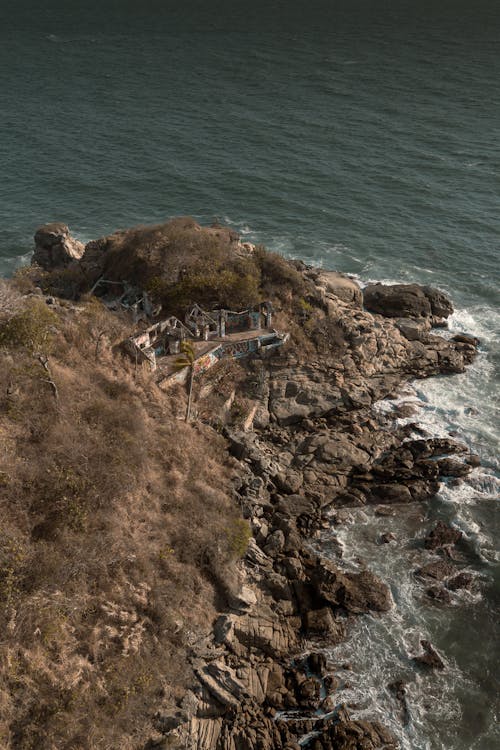 Free An aerial view of a small house on the beach Stock Photo