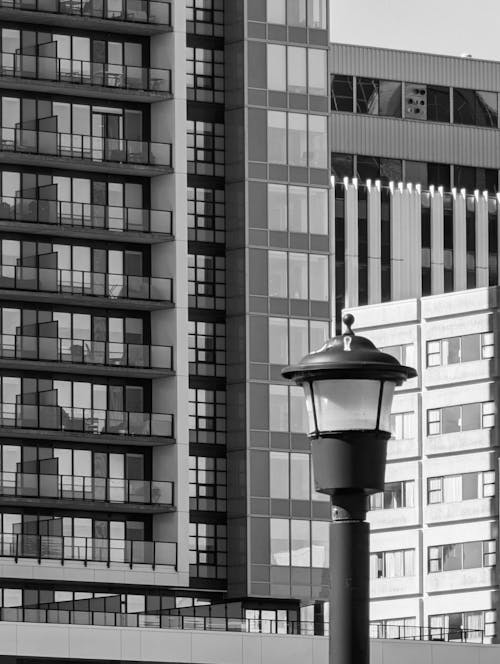 Gratis stockfoto met appartementen, gebouw, lantaarnpaal