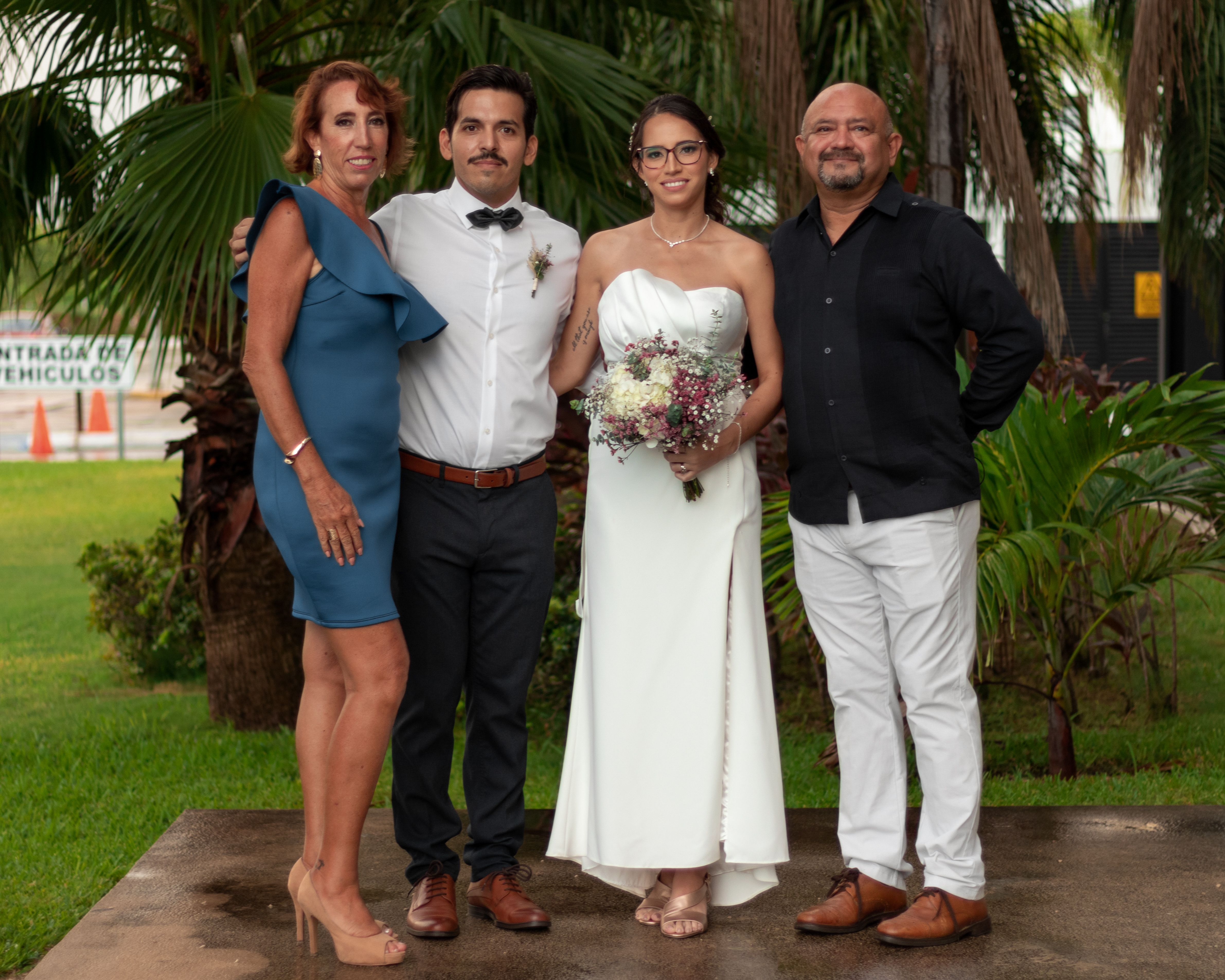 Portrait de mariés avec leurs invités dans un jardin à Mérida au Mexique