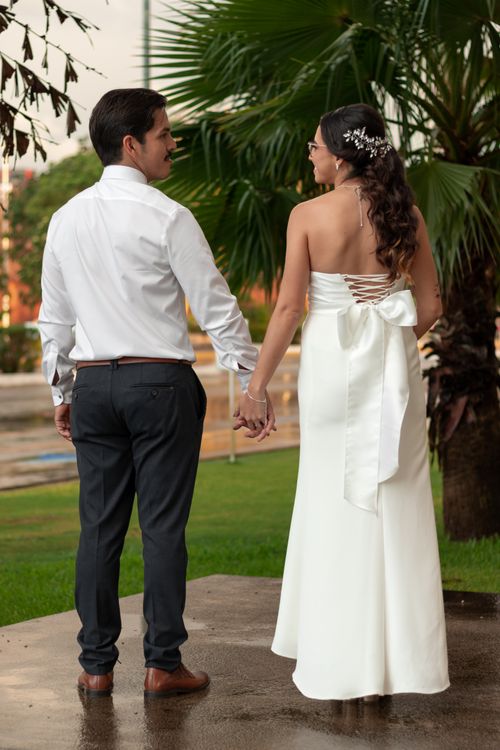 Free Newlyweds holding hands in Mérida, capturing elegance and love. Stock Photo