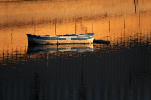 Fotobanka s bezplatnými fotkami na tému jazero, loď, odlesk