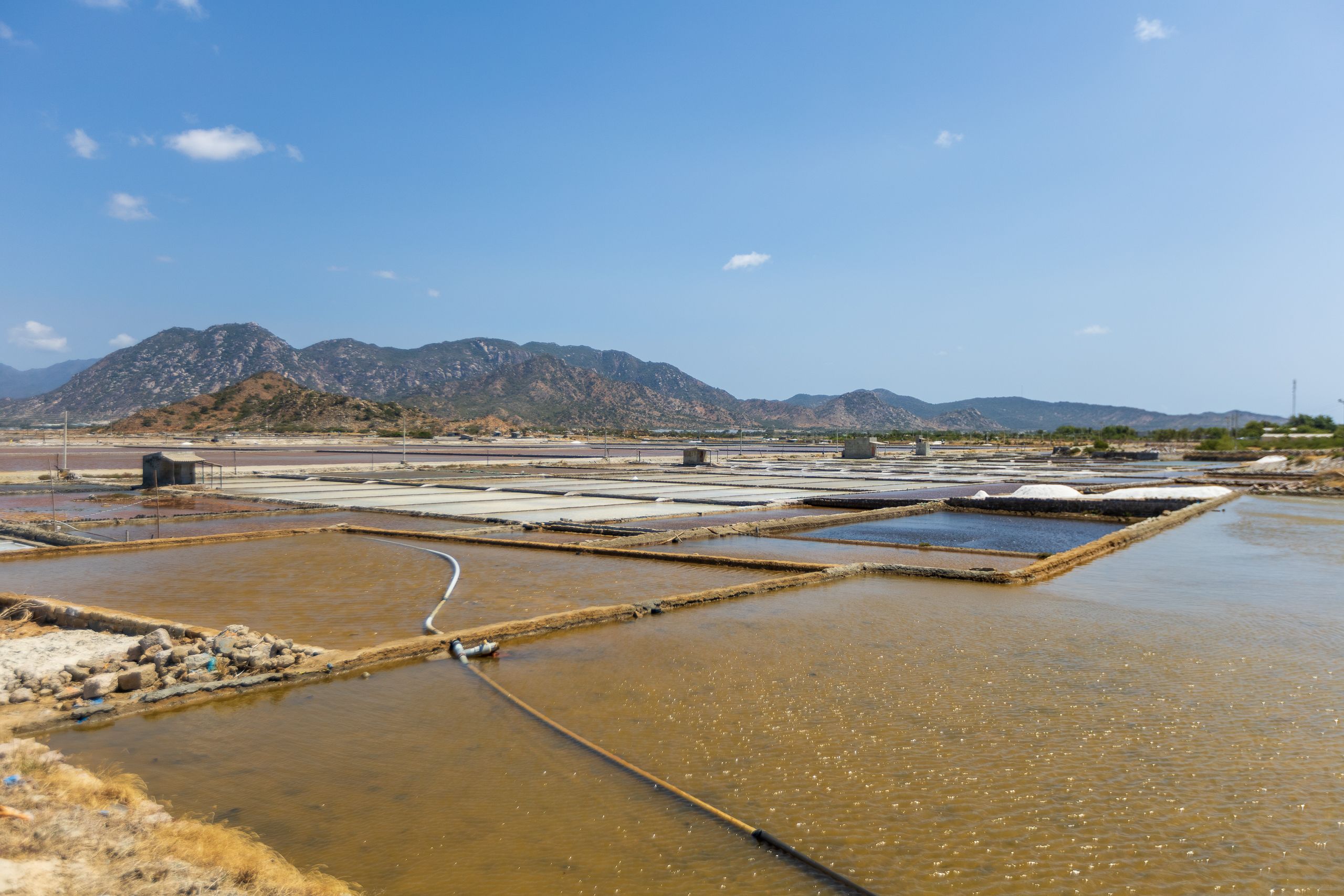 Salar con piletas de salmuera