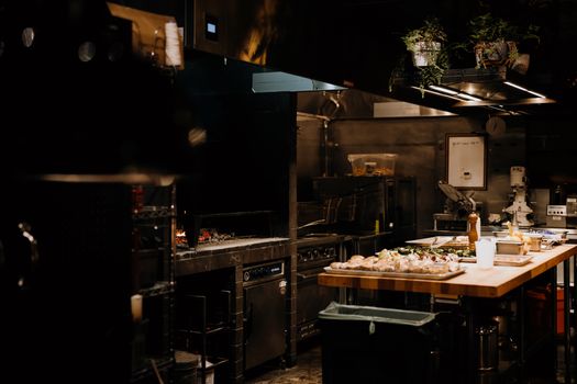 Area dapur fasilitas pendidikan dengan lemari stainless steel