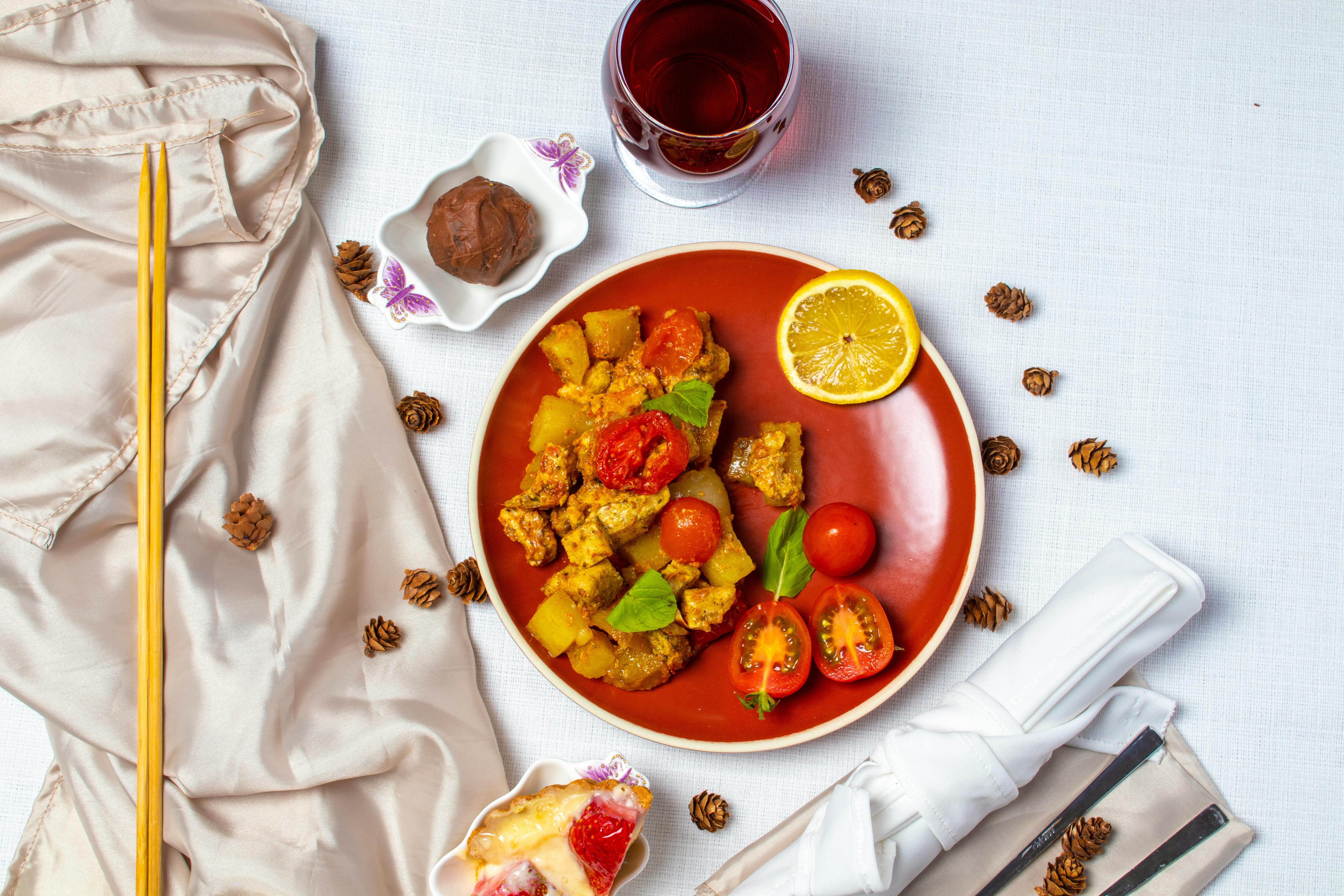 Foto profissional gratuita de alimento, almoço, aumentar, batatas, bebidas,  bebidas alcoólicas, carne, colher, cozimento, de dar água na boca,  delicioso, distinção, faca, faqueiro, fechar, janta, jantar romântico,  legume, legumes, louça, mesa, mesa