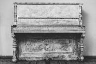 复古黑白立式钢琴，采用经典设计