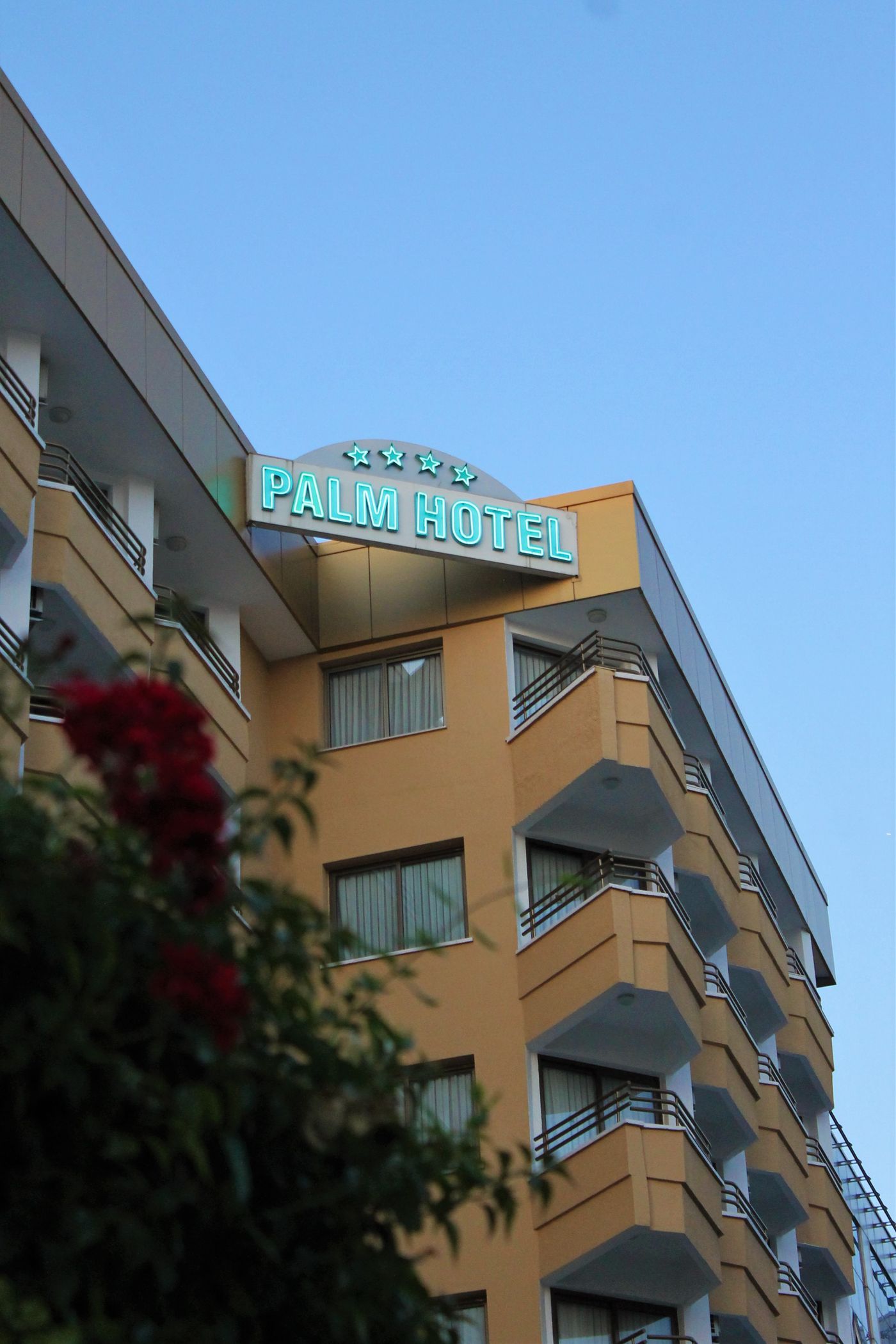 Turizm sektörünü temsil eden otel ve konaklama görseli