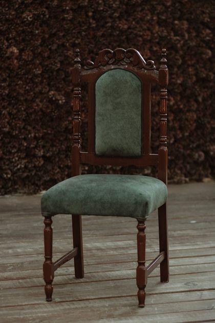 Green upholstered wooden chair, photo by Yusra Mizgin Günay on Pexels