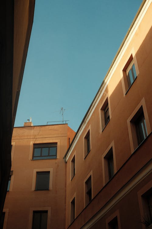 Fotos de stock gratuitas de bloques de pisos, cielo azul, cielo limpio