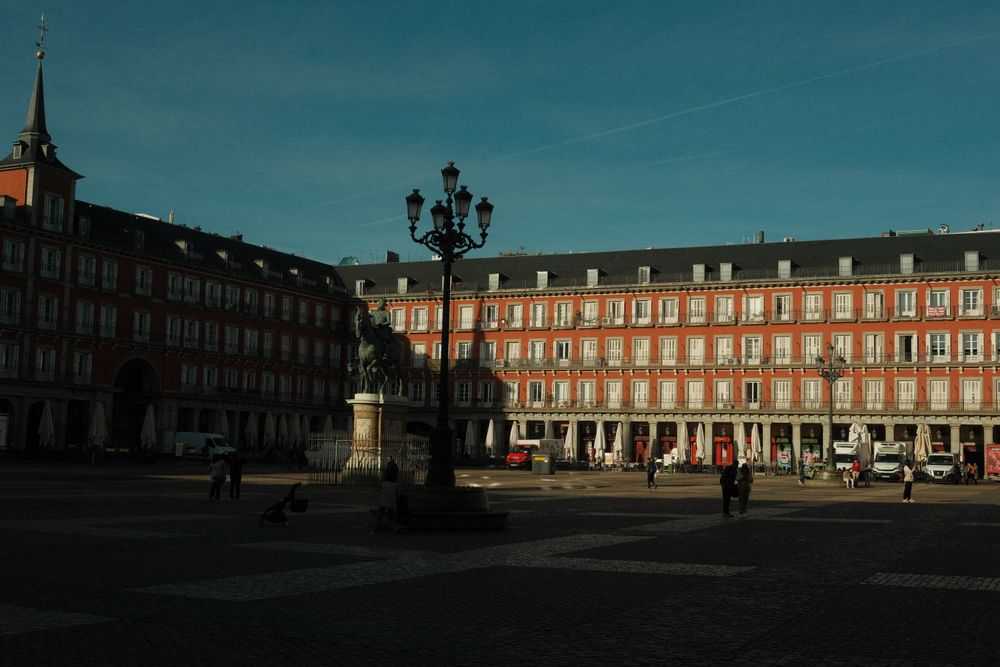 Plaza Mayor din Madrid, însorită, cu arcade și trecători
