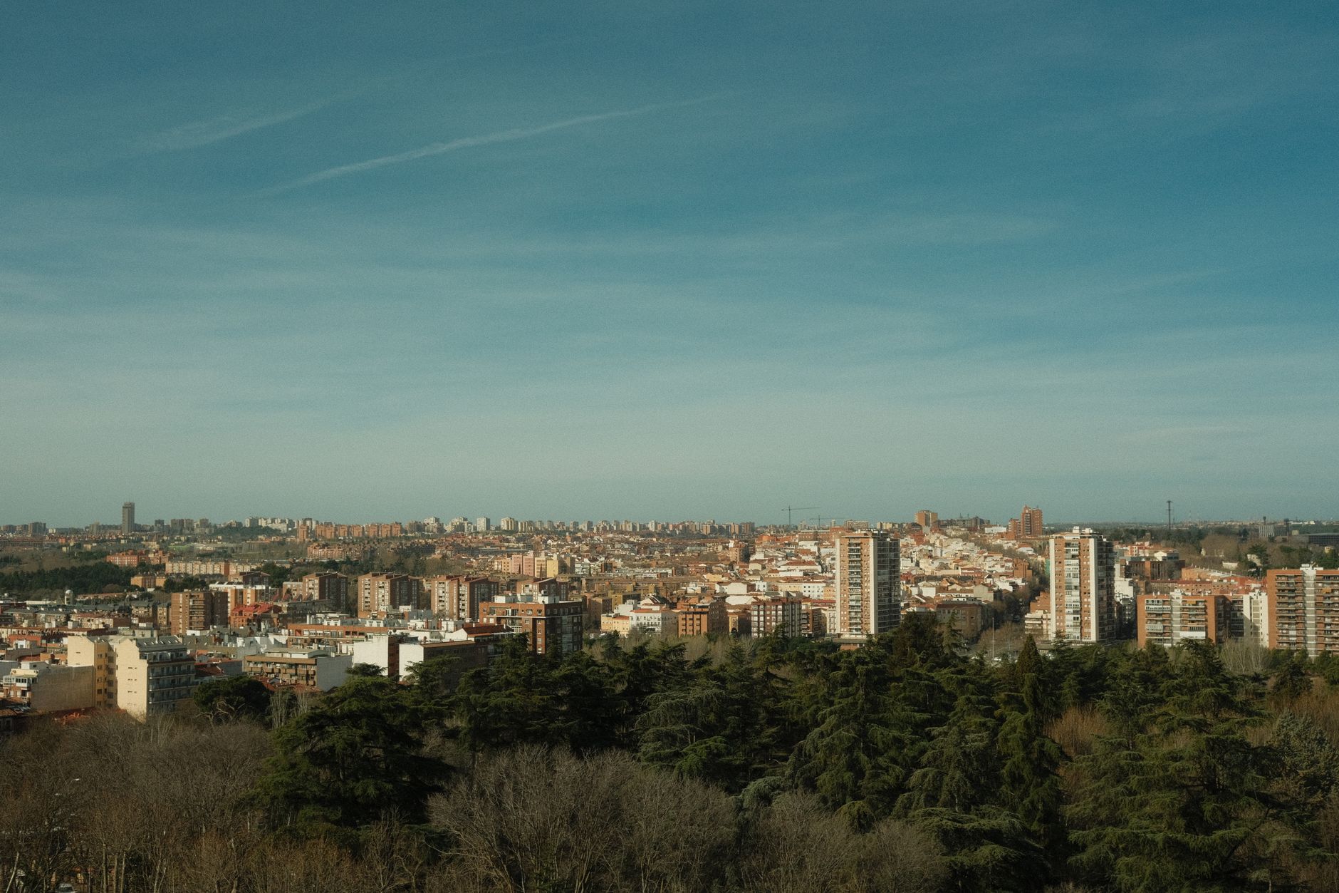 Druk verkeer in een woonwijk in Madrid door wegafsluitingen rondom een groot sportevenement