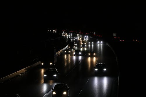 arabalar, gece, ışıklar içeren Ücretsiz stok fotoğraf