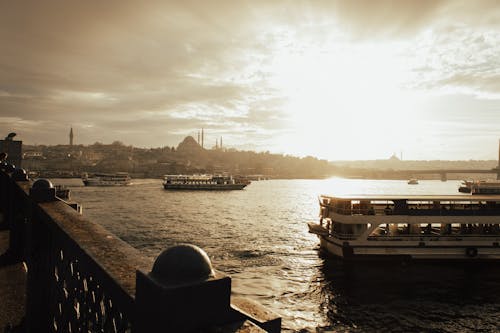 Безкоштовне стокове фото на тему «Захід сонця, кораблі, міст»
