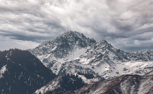 Free Epic Photo of a Mountain Peak in Winter Stock Photo