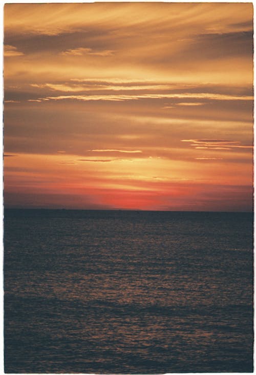 Бесплатное стоковое фото с вертикальный выстрел, горизонт, живописное небо