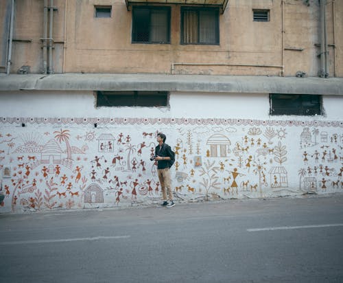 Foto profissional grátis de exterior do edifício, homem, mural