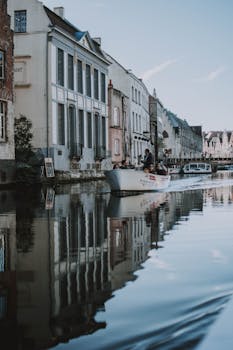 乘船在宁静的运河上探索布鲁塞尔风景如画的历史建筑