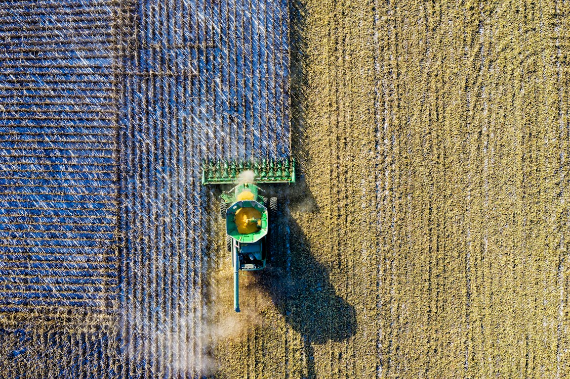 Toma Aérea Del Tractor De Fresado Verde