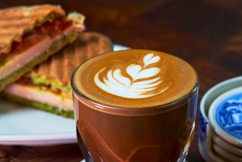 amerikan yemeği, cafe latte, Çiçekler içeren Ücretsiz stok fotoğraf