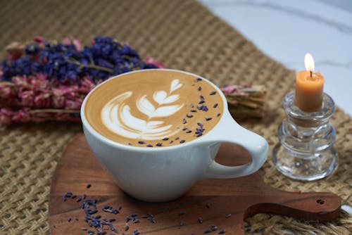 bir fincan kahve, cappuccino, Çiçekler içeren Ücretsiz stok fotoğraf