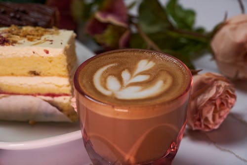 amerikan yemeği, cafe latte, Çiçekler içeren Ücretsiz stok fotoğraf