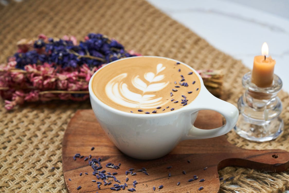 amerikan yemeği, cafe latte, Çiçekler içeren Ücretsiz stok fotoğraf