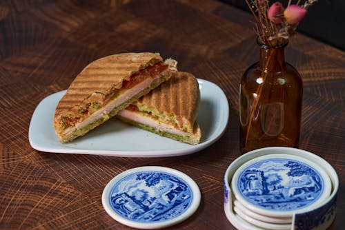 Kostenloses Stock Foto zu belegtes brot, bierdeckel, essensfotografie