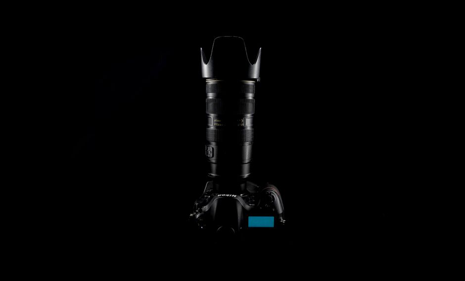 Câmera mirrorless com teleobjetiva montada ilustrando objetivas nativas para sistemas sem espelho