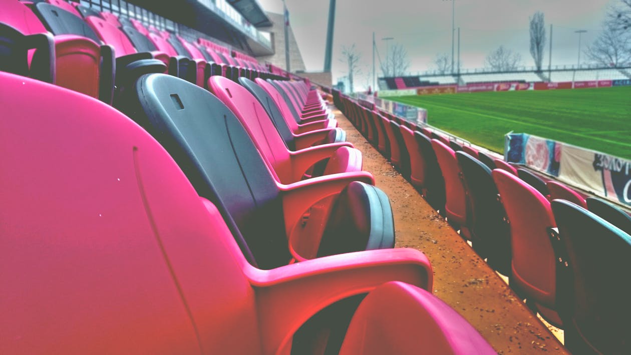 Gratis Kursi Stadion Olahraga Kosong Di Siang Hari Foto Stok