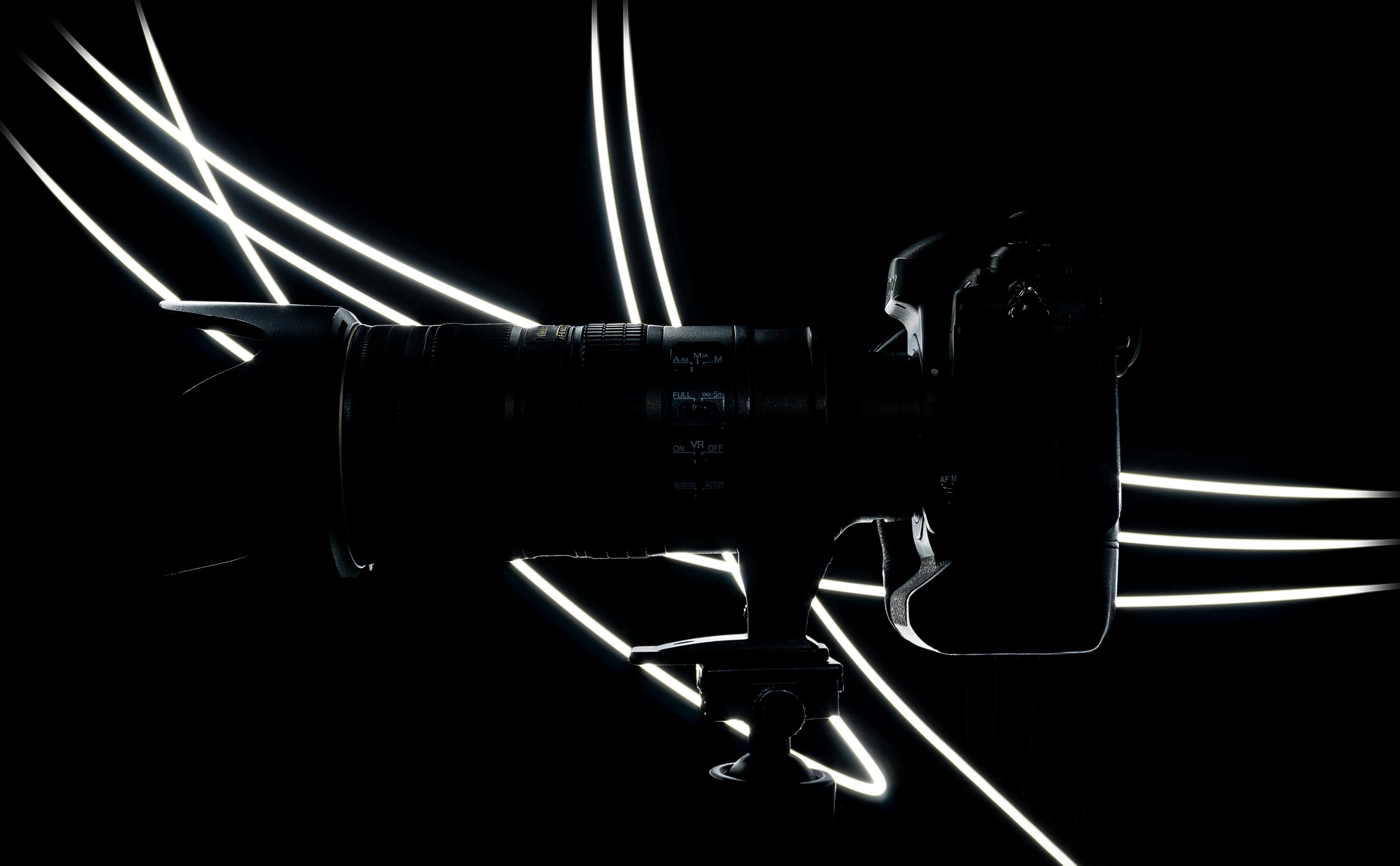 数码单反相机拍出的艺术剪影，在黑暗背景上留下醒目的白光痕迹