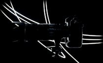 数码单反相机拍出的艺术剪影，在黑暗背景上留下醒目的白光痕迹