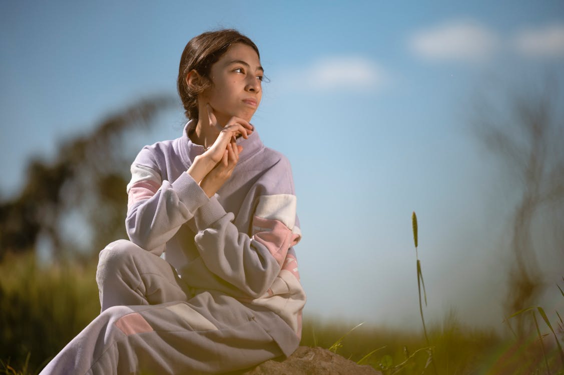 咖啡色頭髮的女人, 坐, 夏天 的 免费素材图片