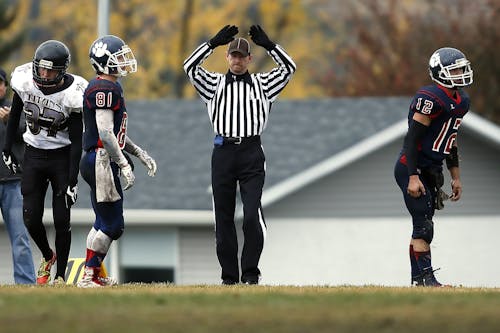 Arbitre Entre 3 Joueurs De Football