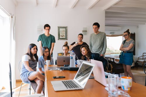 Gratis Grupo De Personas Mirando En La Computadora PortÃ¡til Foto de stock