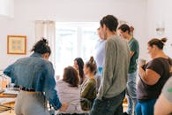 一群成年人在明亮的房间里围桌合作，以促进团队合作与创造力