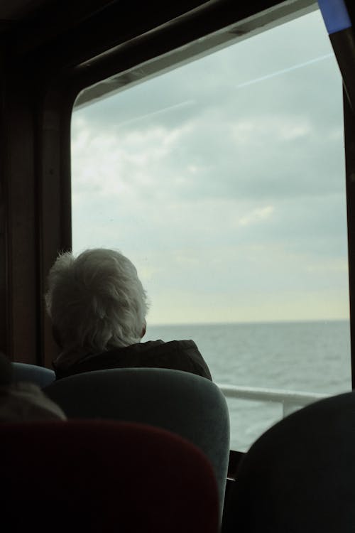 Darmowe zdjęcie z galerii z mężczyzna, morze, patrzący
