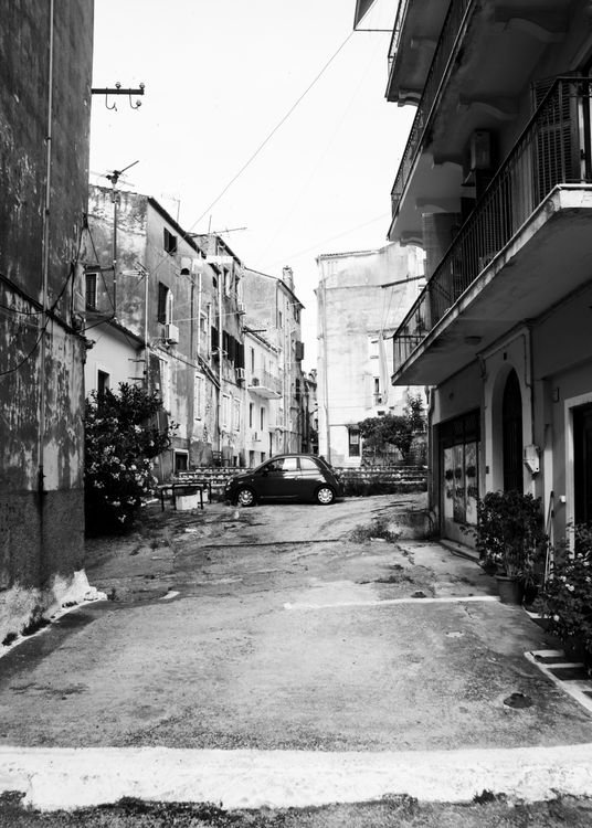 Street in Town in Black and White · Free Stock Photo