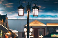 黄昏时分，一条宁静的街道上，照明灯与建筑背景交相辉映