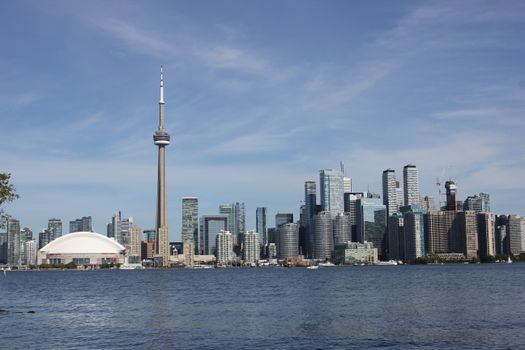 Panoramic view of Toronto skyline featuring CN Tower and Lake Ontario.