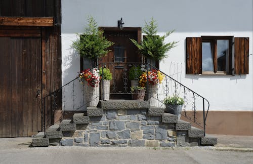 Porta De Madeira Marrom Na Frente De Escadas De Tijolos